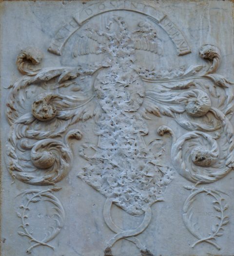 Armoiries (martelées) de Jean de La Ceppède, fronton de l’hôtel particulier de La Ceppède à Aix-en-Provence (©P.-C. Carli)