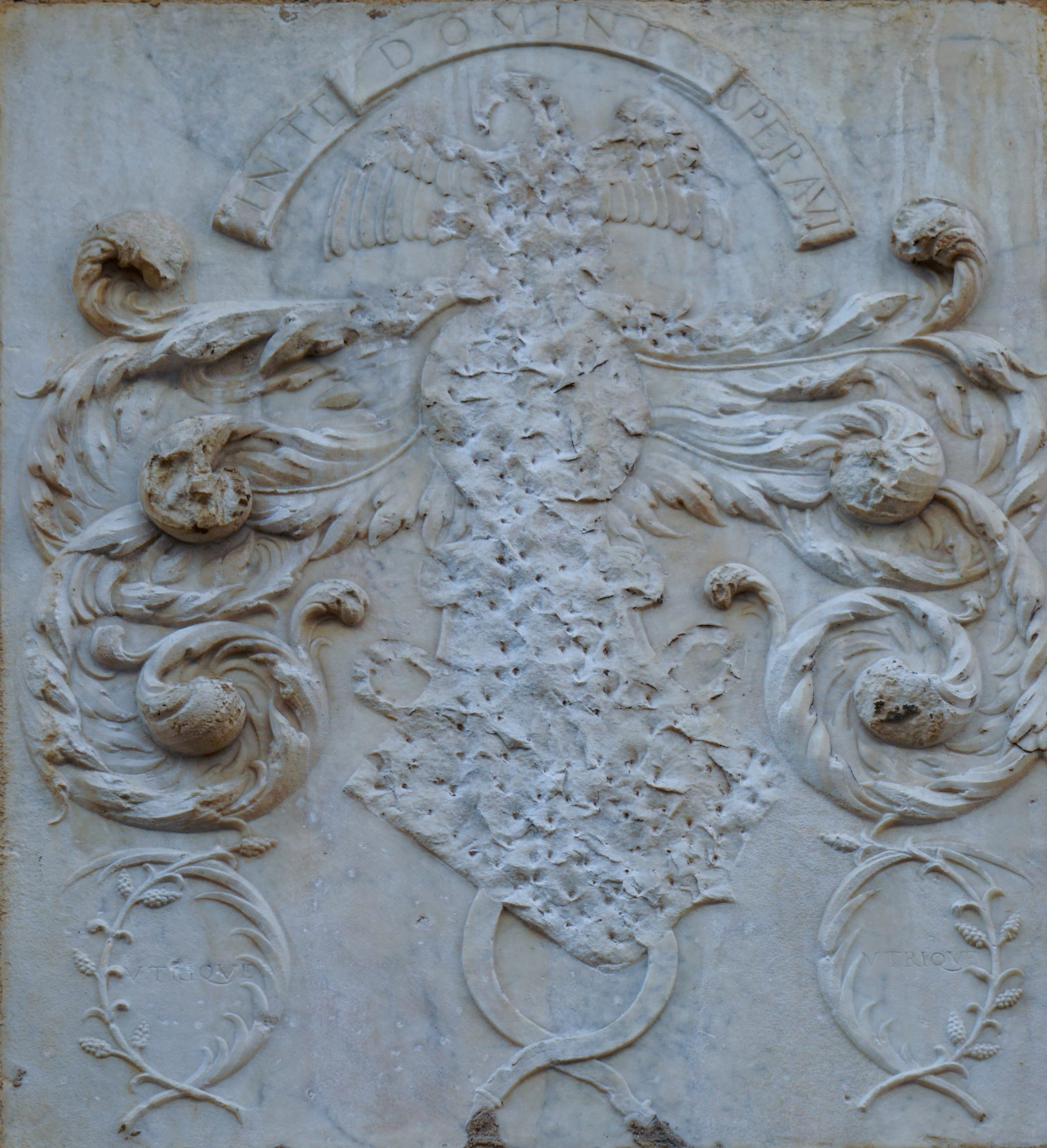 Armoiries (martelées) de Jean de La Ceppède, fronton de l’hôtel particulier de La Ceppède à Aix-en-Provence (©P.-C. Carli)